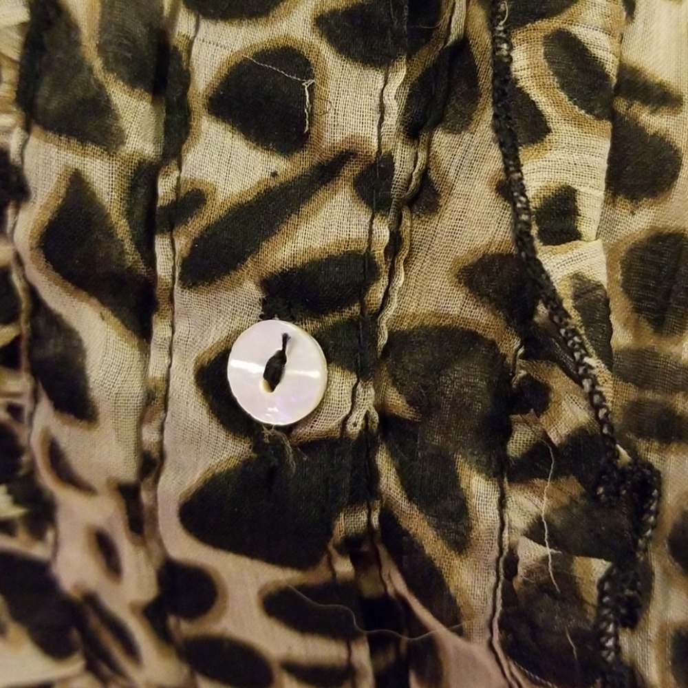Leopard Print Shirt!! 🦁 - Picture 4 of 8